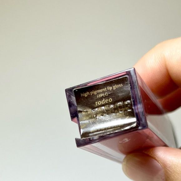 JOUER High Pigment Lip Gloss -Warm Medium Rose/Rodeo - Picture 2 of 3